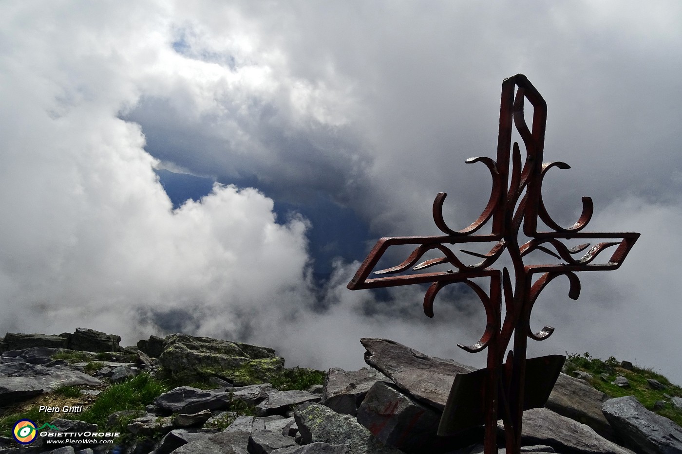 61 La bella croce...nebbione a sud.JPG -                                